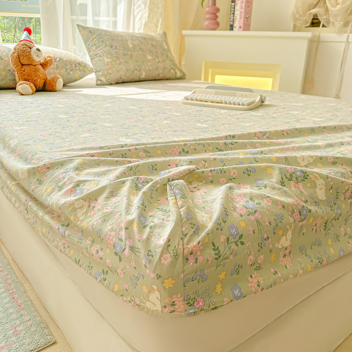 91家纺网 家纺一手货源 找家纺 韩巢家纺 2025新款超柔水洗棉印花床笠床笠单件单床笠学生宿舍专用热销款防滑床套 丝带飞飞兔