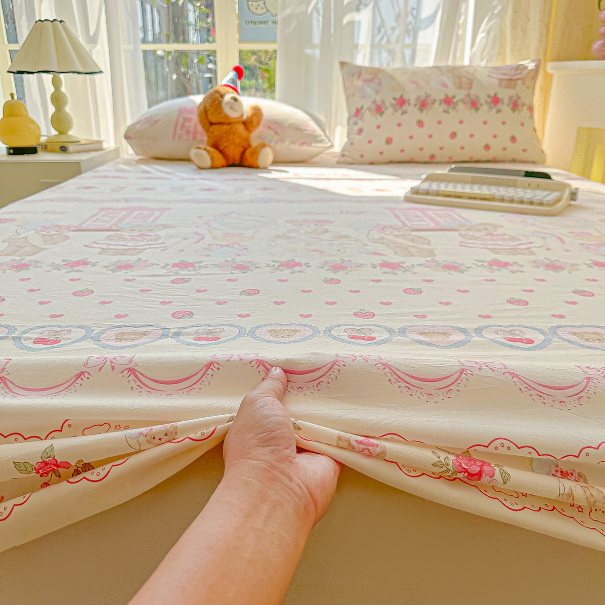 91家纺网 家纺一手货源 找家纺 韩巢家纺 2025新款超柔水洗棉印花床笠床笠单件单床笠学生宿舍专用热销款防滑床套 小熊玩偶屋