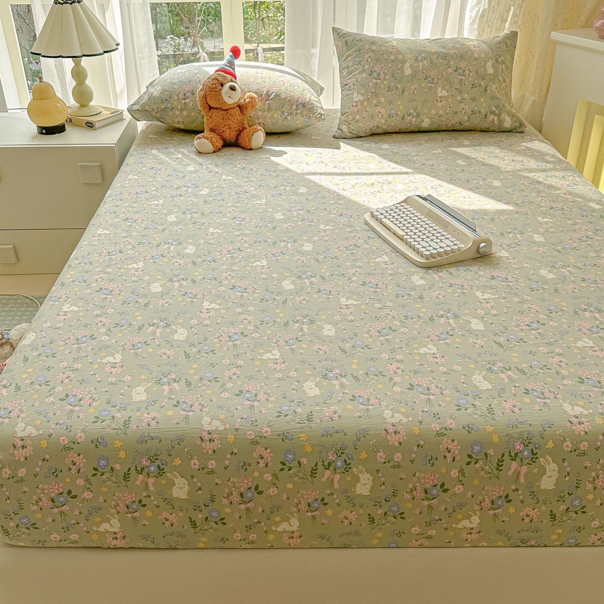 91家纺网 家纺一手货源 找家纺 韩巢家纺 2025新款超柔水洗棉印花床笠床笠单件单床笠学生宿舍专用热销款防滑床套 丝带飞飞兔