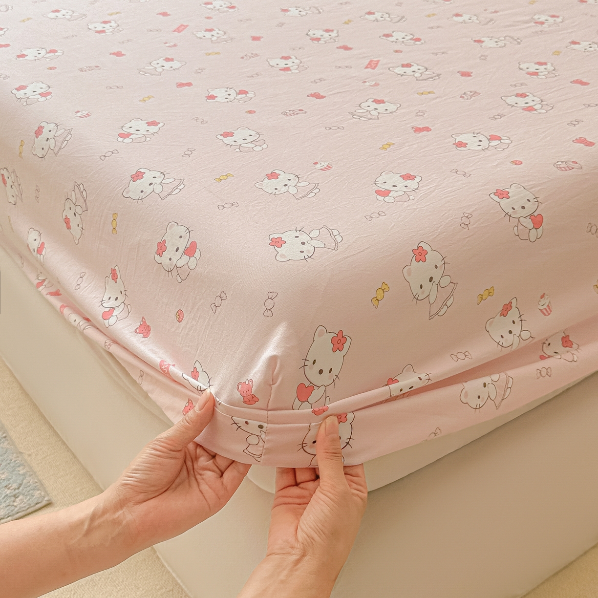 91家纺网 家纺一手货源 找家纺 韩巢家纺 2025新款超柔水洗棉印花床笠床笠单件单床笠学生宿舍专用热销款防滑床套 糖果KT