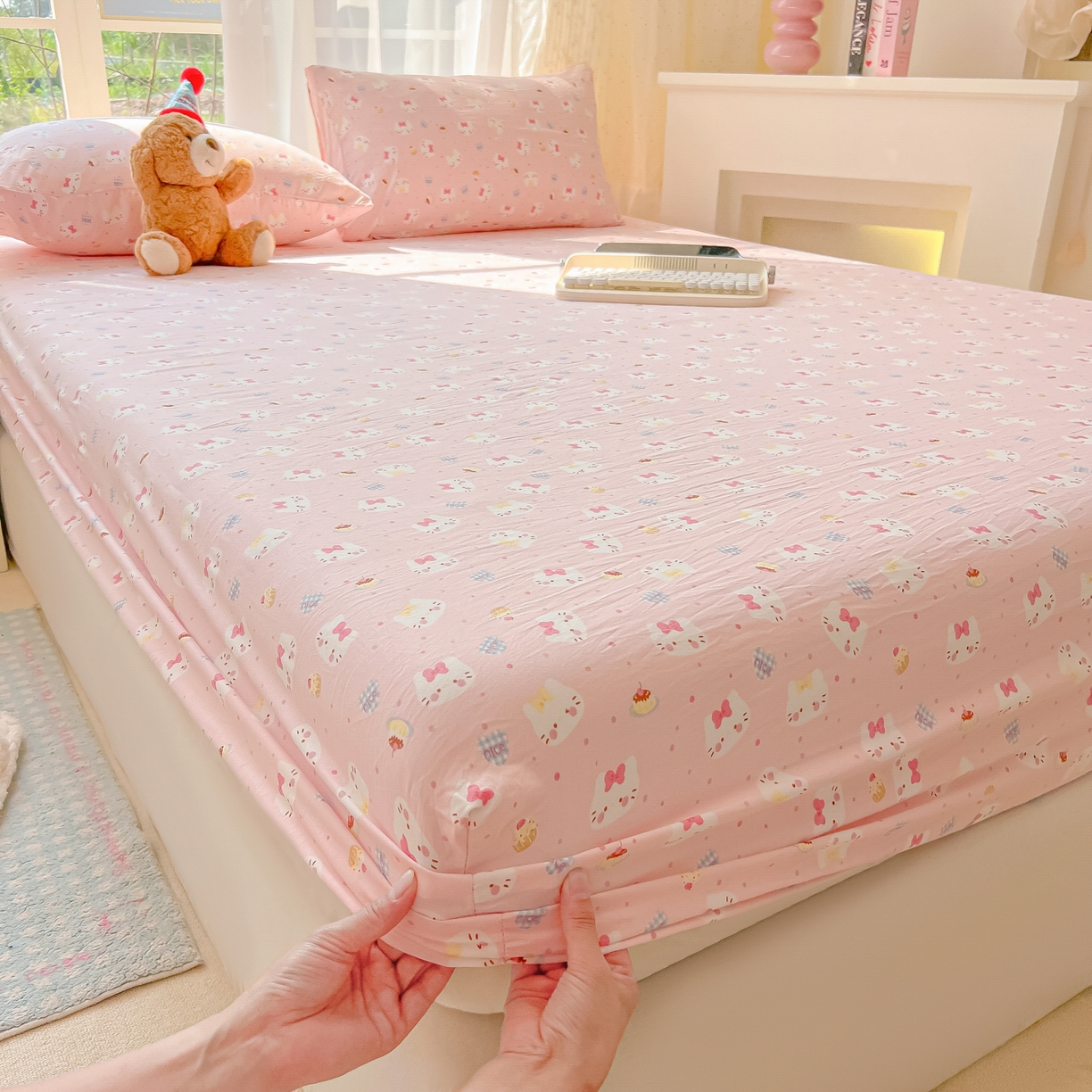 91家纺网 家纺一手货源 找家纺 韩巢家纺 2025新款超柔水洗棉印花床笠床笠单件单床笠学生宿舍专用热销款防滑床套 小小蛋糕猫