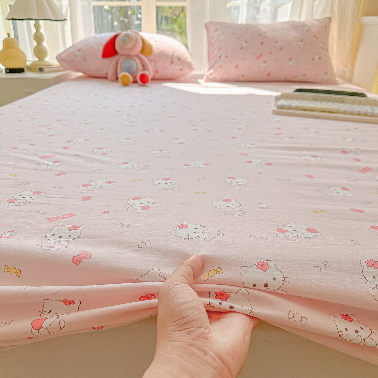 91家纺网 家纺一手货源 找家纺 韩巢家纺 2025新款超柔水洗棉印花床笠床笠单件单床笠学生宿舍专用热销款防滑床套 糖果KT