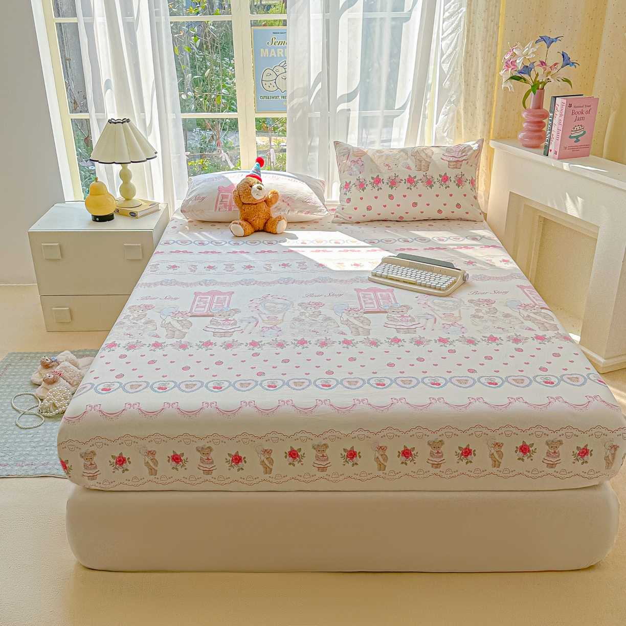 91家纺网 家纺一手货源 找家纺 韩巢家纺 2025新款超柔水洗棉印花床笠床笠单件单床笠学生宿舍专用热销款防滑床套 小熊玩偶屋