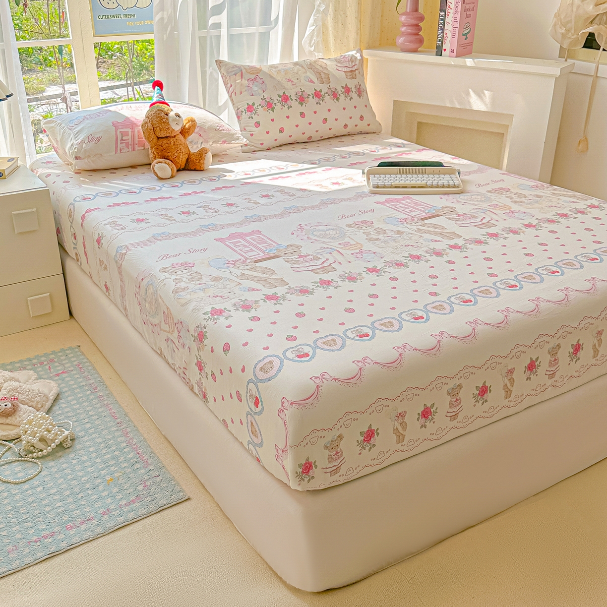 91家纺网 家纺一手货源 找家纺 韩巢家纺 2025新款超柔水洗棉印花床笠床笠单件单床笠学生宿舍专用热销款防滑床套 小熊玩偶屋