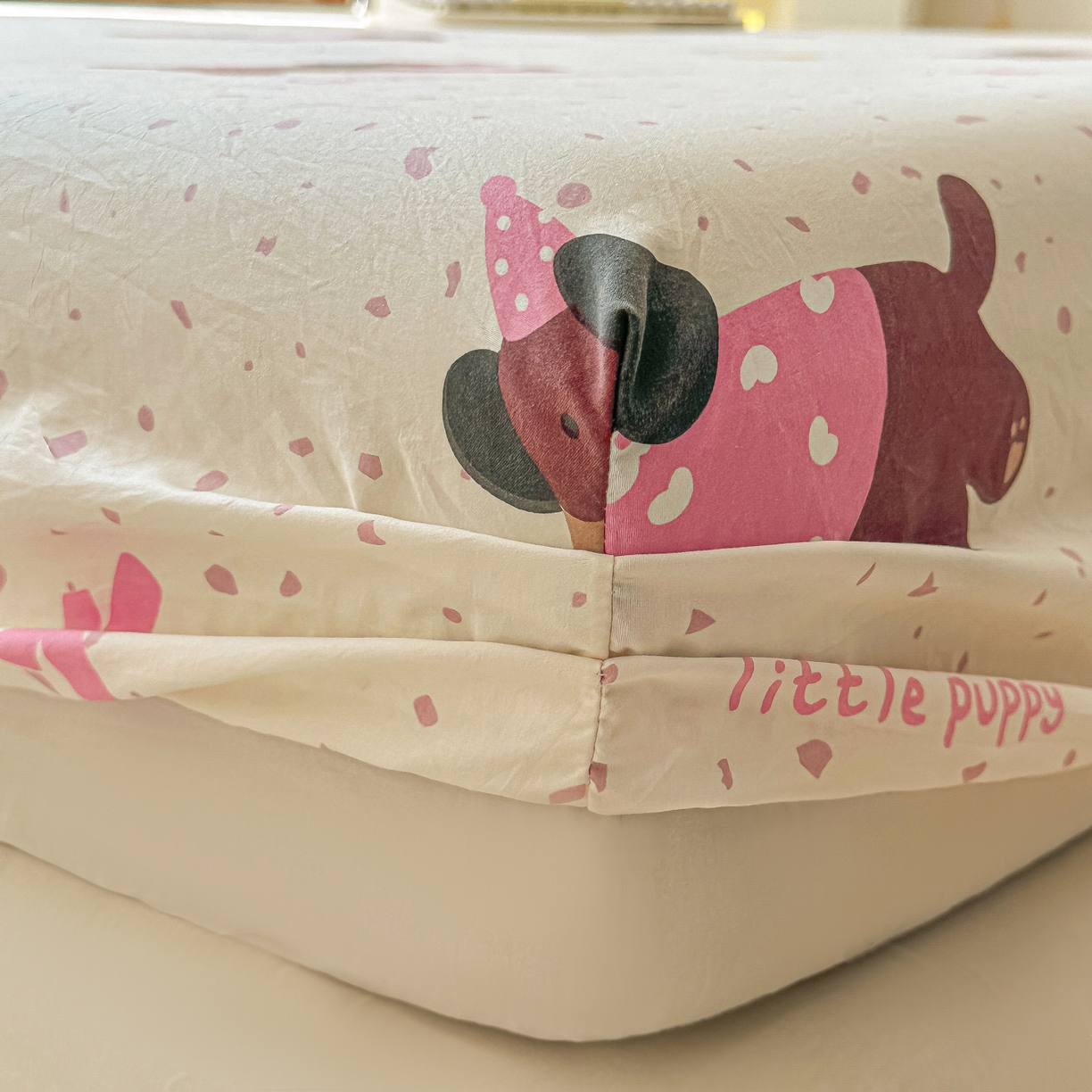 91家纺网 家纺一手货源 找家纺 韩巢家纺 2025新款超柔水洗棉印花床笠床笠单件单床笠学生宿舍专用热销款防滑床套 彩彩狗