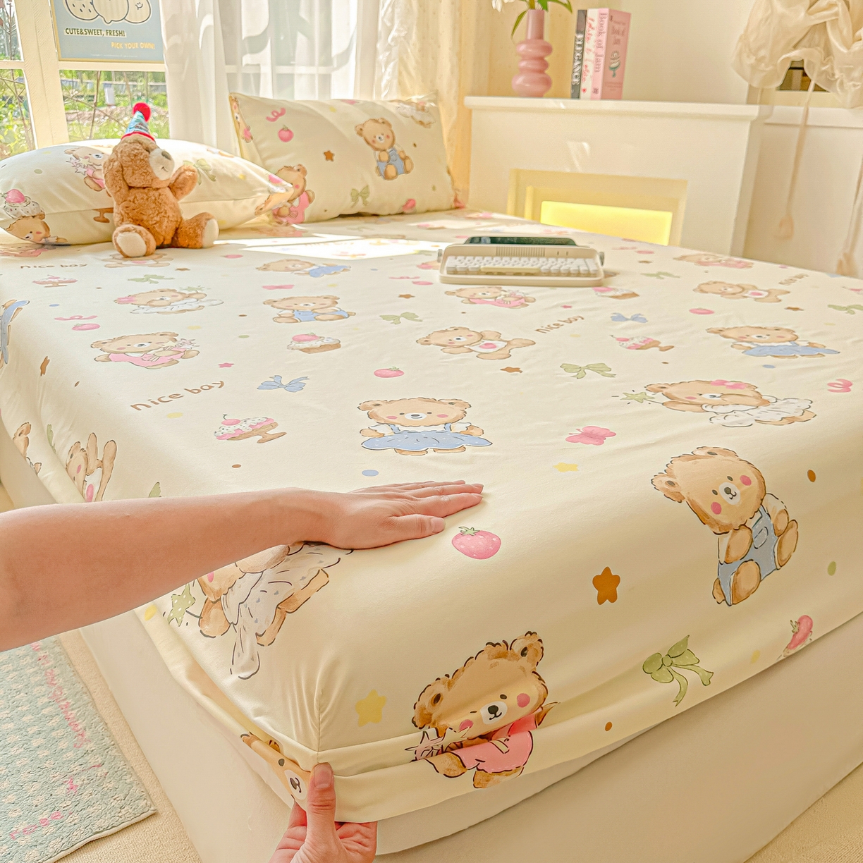 91家纺网 家纺一手货源 找家纺 韩巢家纺 2025新款超柔水洗棉印花床笠床笠单件单床笠学生宿舍专用热销款防滑床套 草莓奶熊