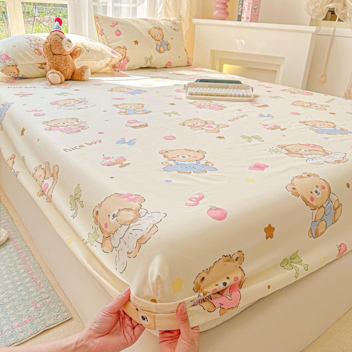 91家纺网 家纺一手货源 找家纺 韩巢家纺 2025新款超柔水洗棉印花床笠床笠单件单床笠学生宿舍专用热销款防滑床套 草莓奶熊