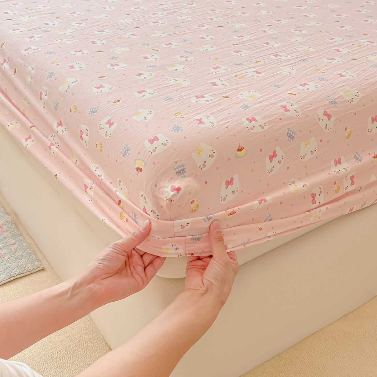 91家纺网 家纺一手货源 找家纺 韩巢家纺 2025新款超柔水洗棉印花床笠床笠单件单床笠学生宿舍专用热销款防滑床套 小小蛋糕猫