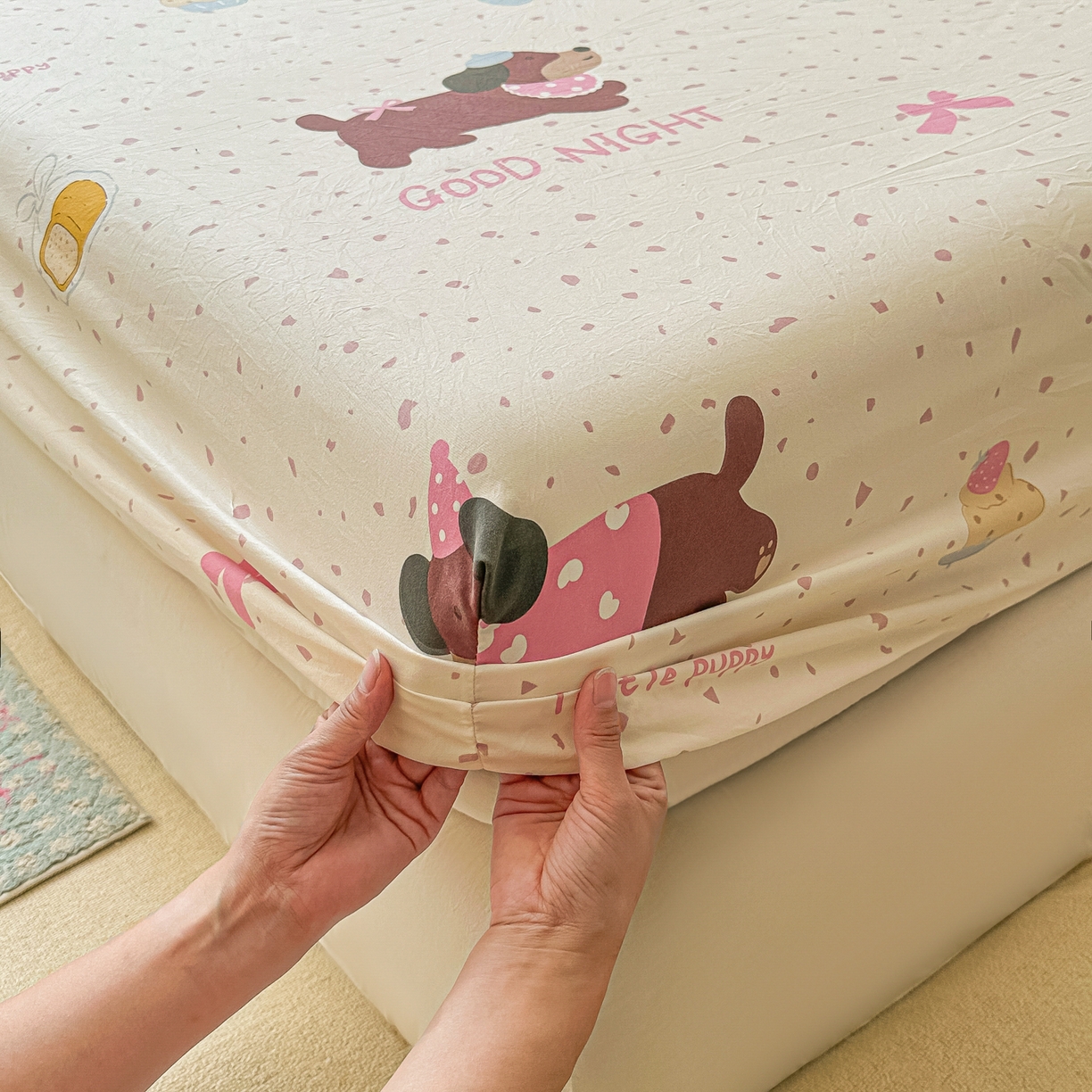 91家纺网 家纺一手货源 找家纺 韩巢家纺 2025新款超柔水洗棉印花床笠床笠单件单床笠学生宿舍专用热销款防滑床套 彩彩狗