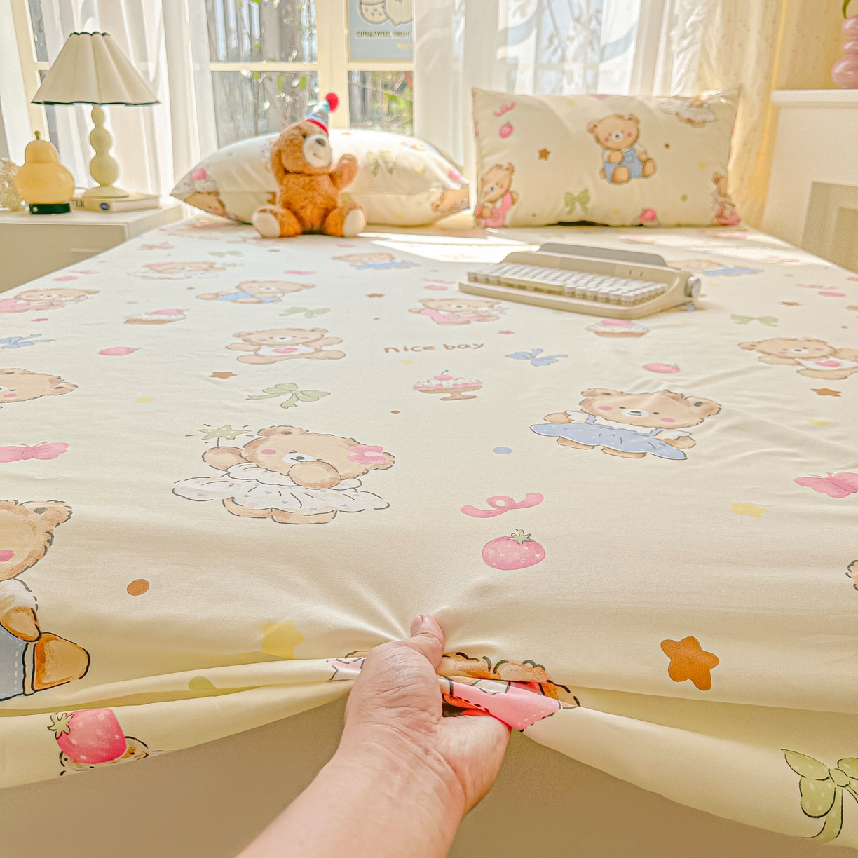 91家纺网 家纺一手货源 找家纺 韩巢家纺 2025新款超柔水洗棉印花床笠床笠单件单床笠学生宿舍专用热销款防滑床套 草莓奶熊