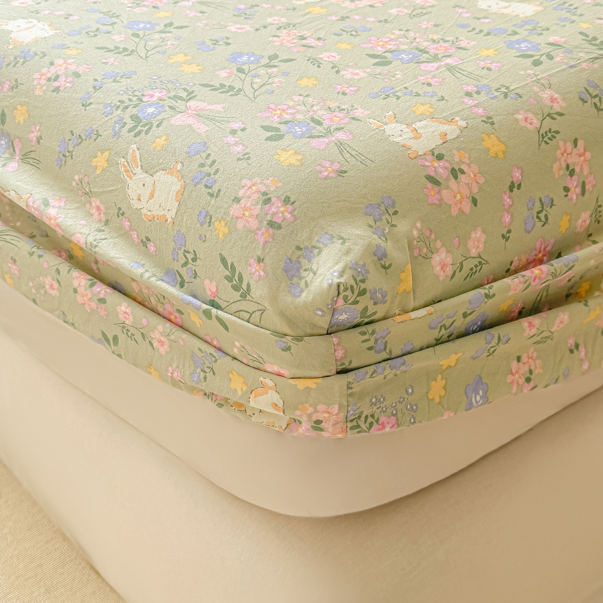 91家纺网 家纺一手货源 找家纺 韩巢家纺 2025新款超柔水洗棉印花床笠床笠单件单床笠学生宿舍专用热销款防滑床套 丝带飞飞兔