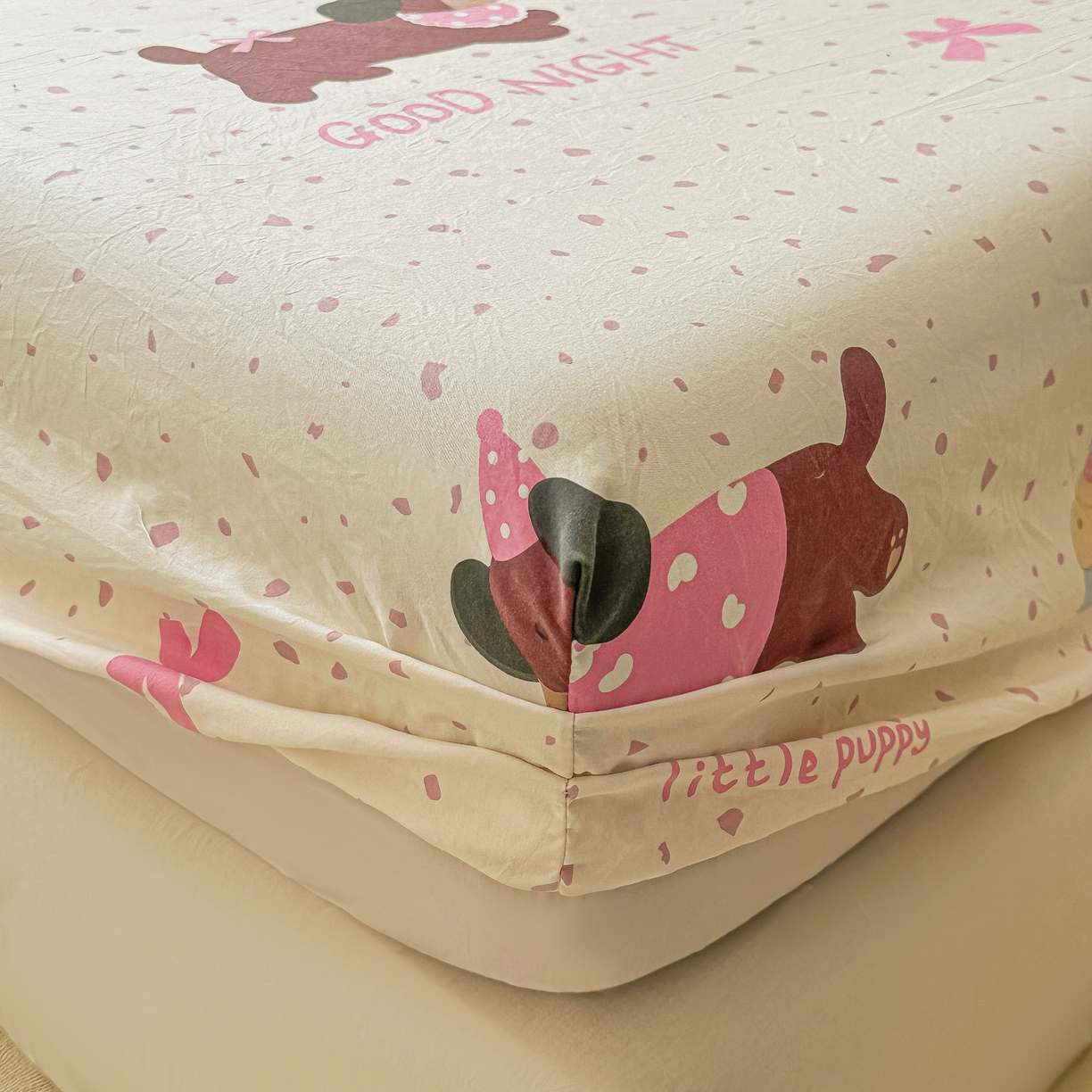 91家纺网 家纺一手货源 找家纺 韩巢家纺 2025新款超柔水洗棉印花床笠床笠单件单床笠学生宿舍专用热销款防滑床套 彩彩狗