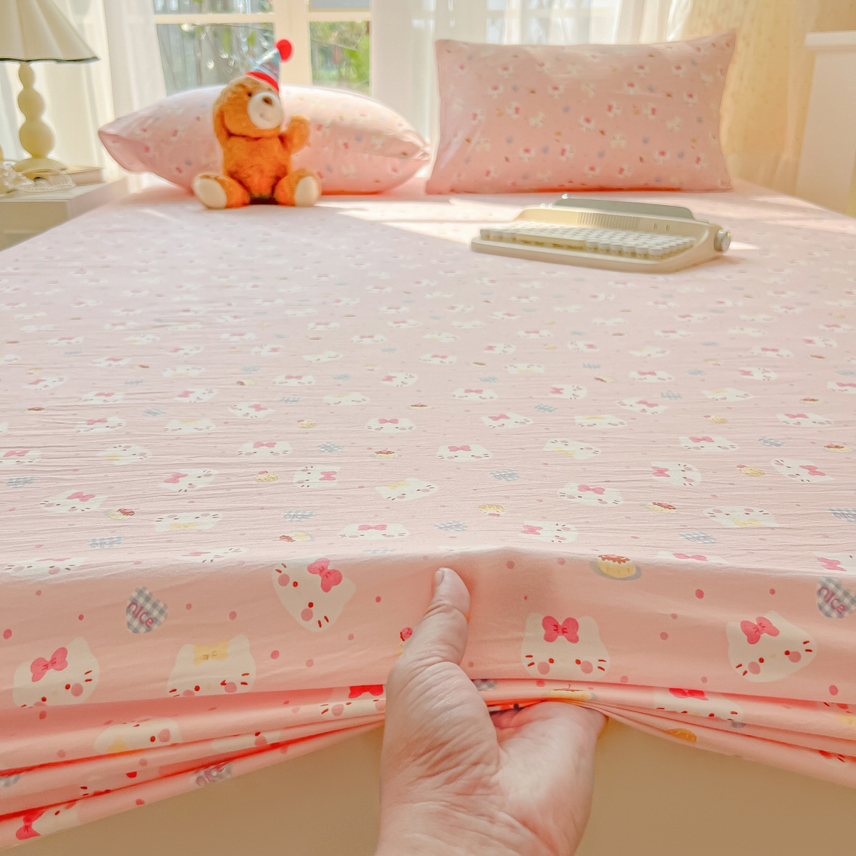 91家纺网 家纺一手货源 找家纺 韩巢家纺 2025新款超柔水洗棉印花床笠床笠单件单床笠学生宿舍专用热销款防滑床套 小小蛋糕猫