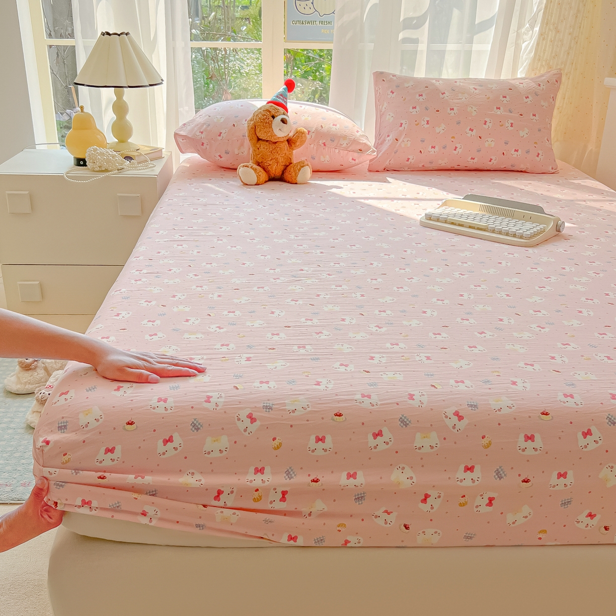 91家纺网 家纺一手货源 找家纺 韩巢家纺 2025新款超柔水洗棉印花床笠床笠单件单床笠学生宿舍专用热销款防滑床套 小小蛋糕猫