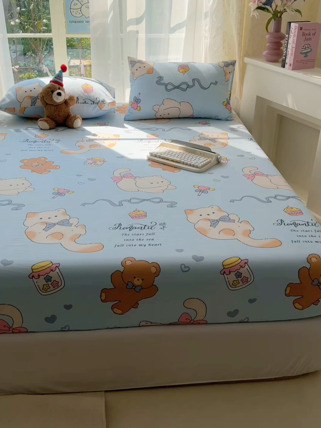 91家纺网 家纺一手货源 找家纺 韩巢家纺 2025新款超柔水洗棉印花床笠床笠单件单床笠学生宿舍专用热销款防滑床套 小猫逃离记