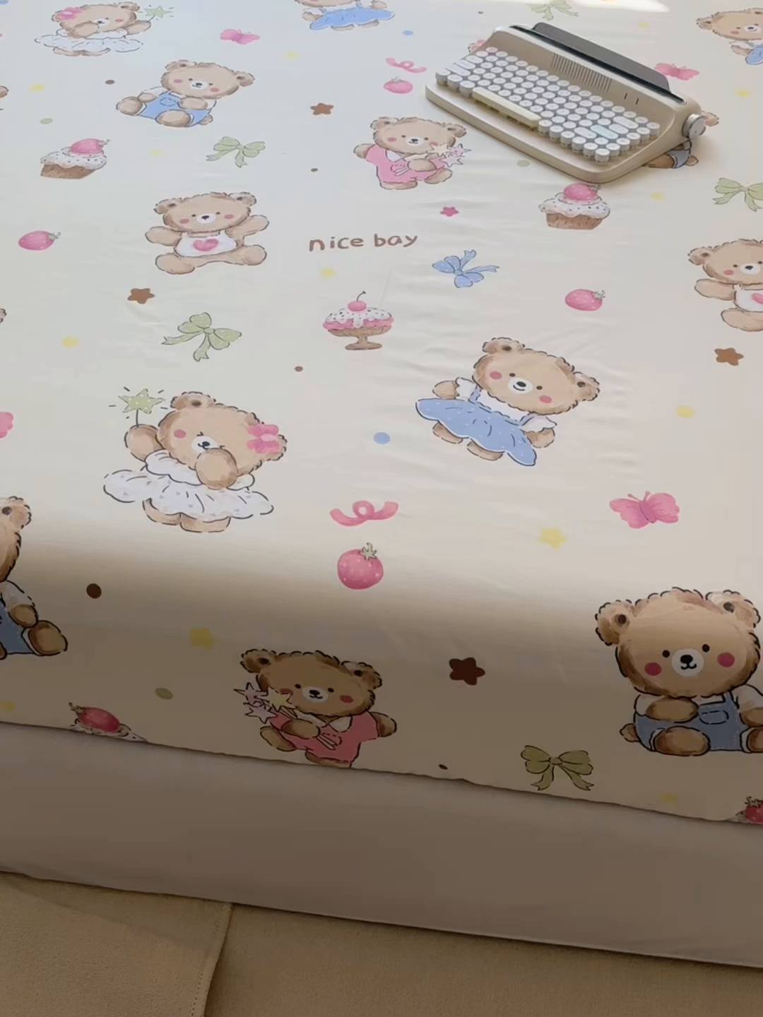 91家纺网 家纺一手货源 找家纺 韩巢家纺 2025新款超柔水洗棉印花床笠床笠单件单床笠学生宿舍专用热销款防滑床套 草莓奶熊