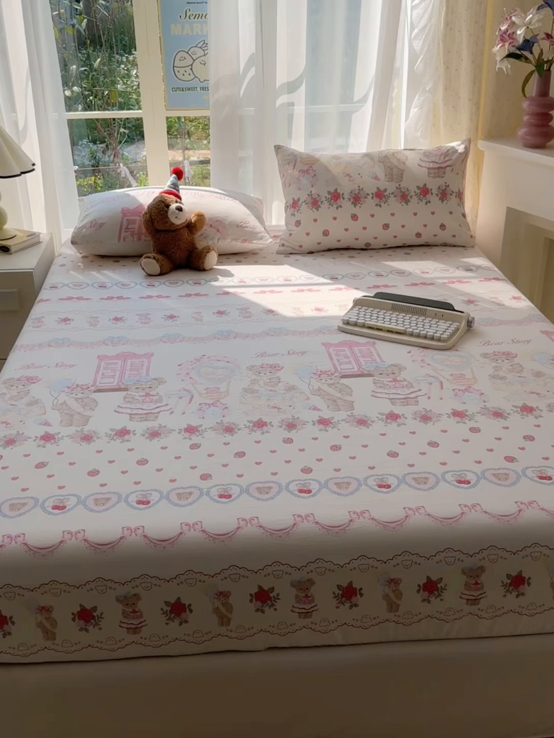91家纺网 家纺一手货源 找家纺 韩巢家纺 2025新款超柔水洗棉印花床笠床笠单件单床笠学生宿舍专用热销款防滑床套 小熊玩偶屋