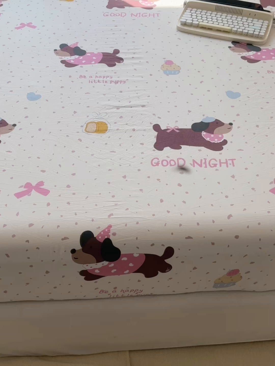 91家纺网 家纺一手货源 找家纺 韩巢家纺 2025新款超柔水洗棉印花床笠床笠单件单床笠学生宿舍专用热销款防滑床套 彩彩狗