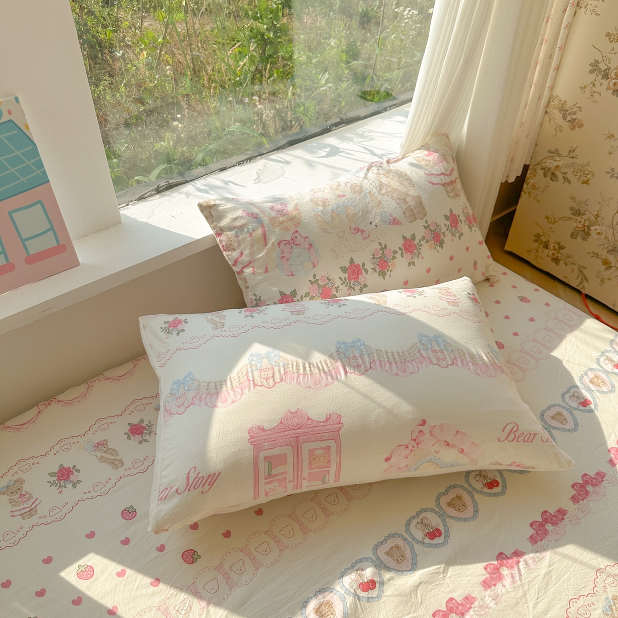 91家纺网 家纺一手货源 找家纺 韩巢家纺 2025新款超柔水洗棉印花床笠床笠单件单床笠学生宿舍专用热销款防滑床套 小熊玩偶屋