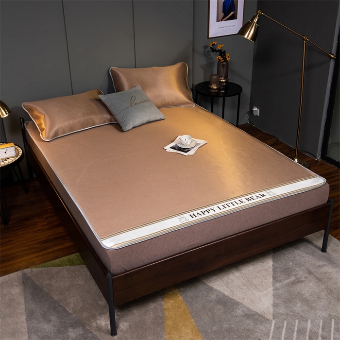 91家纺网 家纺一手货源 找家纺 莱家富 2025新款碳光席普通款小包边冰丝席 咖色小熊包边款