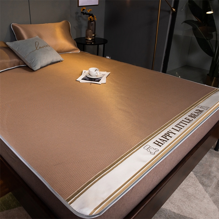 91家纺网 家纺一手货源 找家纺 莱家富 2025新款碳光席普通款小包边冰丝席 咖色小熊包边款