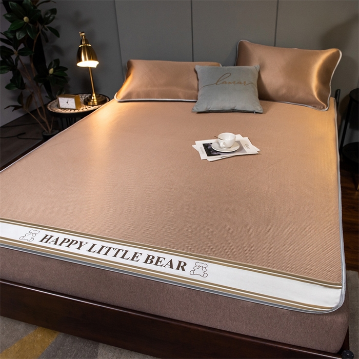 91家纺网 家纺一手货源 找家纺 莱家富 2025新款碳光席普通款小包边冰丝席 咖色小熊包边款