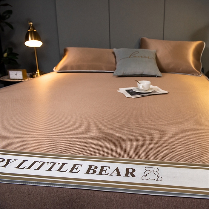 91家纺网 家纺一手货源 找家纺 莱家富 2025新款碳光席普通款小包边冰丝席 咖色小熊包边款