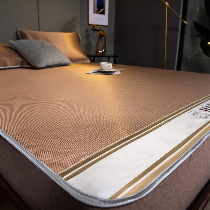 91家纺网 家纺一手货源 找家纺 莱家富 2025新款碳光席普通款小包边冰丝席 咖色小熊包边款