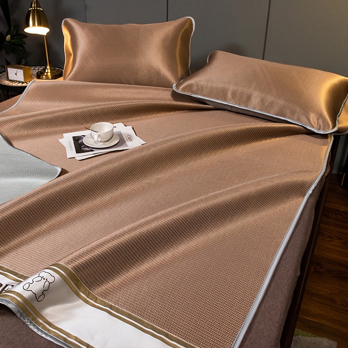 91家纺网 家纺一手货源 找家纺 莱家富 2025新款碳光席普通款小包边冰丝席 咖色小熊包边款