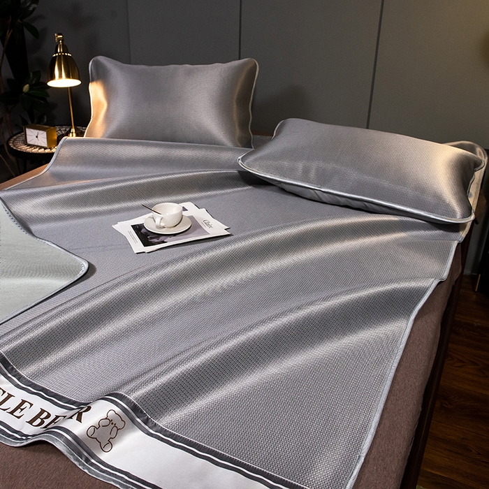 91家纺网 家纺一手货源 找家纺 莱家富 2025新款碳光席普通款小包边冰丝席 浅灰小熊包边款