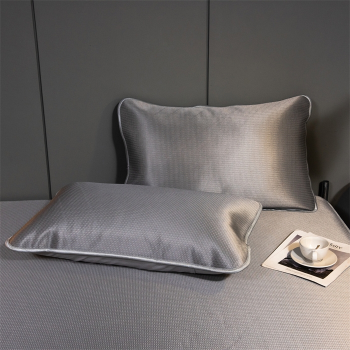 91家纺网 家纺一手货源 找家纺 莱家富 2025新款碳光席普通款小包边冰丝席 浅灰小熊包边款