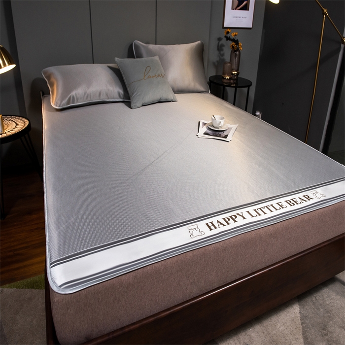 91家纺网 家纺一手货源 找家纺 莱家富 2025新款碳光席普通款小包边冰丝席 浅灰小熊包边款