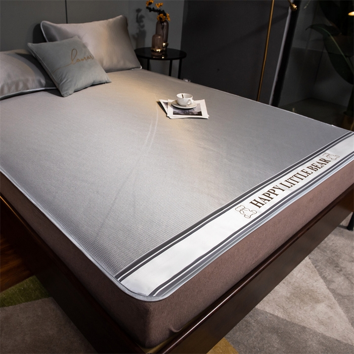 91家纺网 家纺一手货源 找家纺 莱家富 2025新款碳光席普通款小包边冰丝席 浅灰小熊包边款