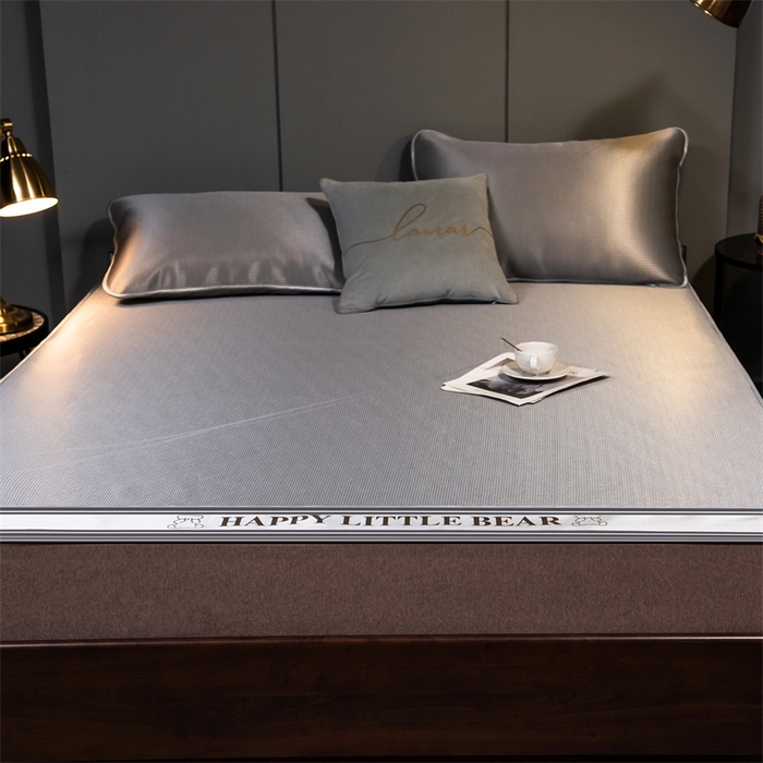 91家纺网 家纺一手货源 找家纺 莱家富 2025新款碳光席普通款小包边冰丝席 浅灰小熊包边款