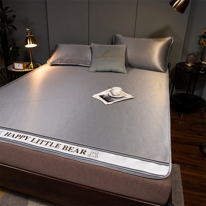 91家纺网 家纺一手货源 找家纺 莱家富 2025新款碳光席普通款小包边冰丝席 浅灰小熊包边款