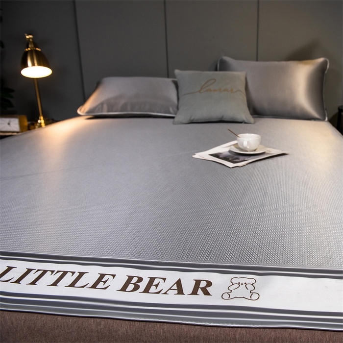 91家纺网 家纺一手货源 找家纺 莱家富 2025新款碳光席普通款小包边冰丝席 浅灰小熊包边款