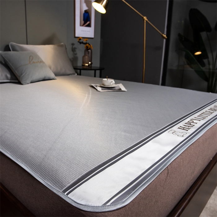 91家纺网 家纺一手货源 找家纺 莱家富 2025新款碳光席普通款小包边冰丝席 浅灰小熊包边款