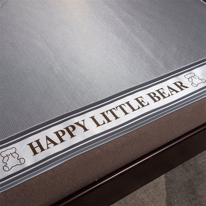 91家纺网 家纺一手货源 找家纺 莱家富 2025新款碳光席普通款小包边冰丝席 浅灰小熊包边款