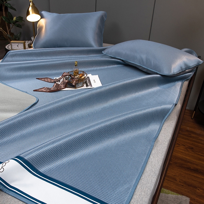 91家纺网 家纺一手货源 找家纺 莱家富 2025新款碳光席普通款小包边冰丝席 深蓝色小熊包边款