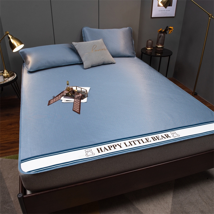 91家纺网 家纺一手货源 找家纺 莱家富 2025新款碳光席普通款小包边冰丝席 深蓝色小熊包边款