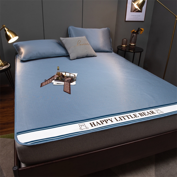 91家纺网 家纺一手货源 找家纺 莱家富 2025新款碳光席普通款小包边冰丝席 深蓝色小熊包边款