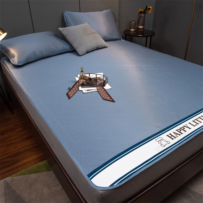 91家纺网 家纺一手货源 找家纺 莱家富 2025新款碳光席普通款小包边冰丝席 深蓝色小熊包边款