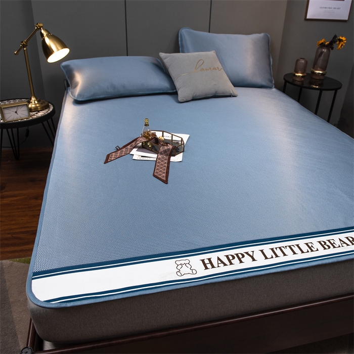 91家纺网 家纺一手货源 找家纺 莱家富 2025新款碳光席普通款小包边冰丝席 深蓝色小熊包边款