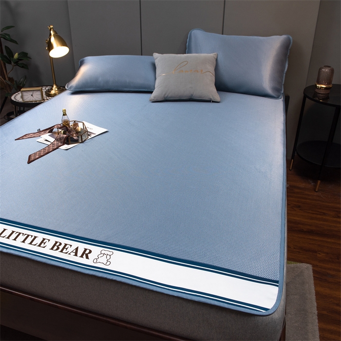 91家纺网 家纺一手货源 找家纺 莱家富 2025新款碳光席普通款小包边冰丝席 深蓝色小熊包边款