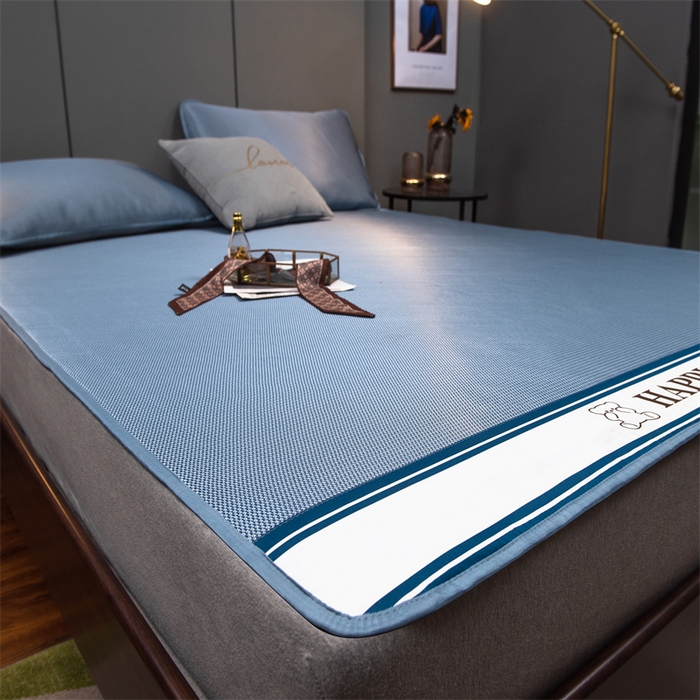 91家纺网 家纺一手货源 找家纺 莱家富 2025新款碳光席普通款小包边冰丝席 深蓝色小熊包边款