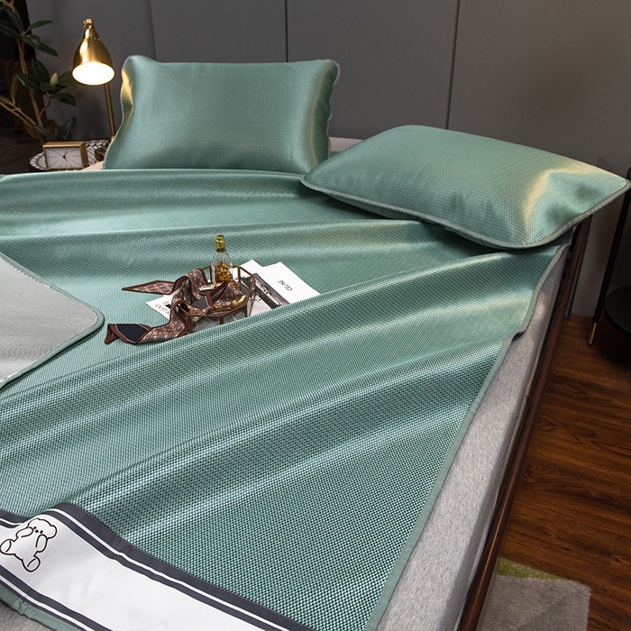 91家纺网 家纺一手货源 找家纺 莱家富 2025新款碳光席普通款小包边冰丝席 水绿色小熊包边款