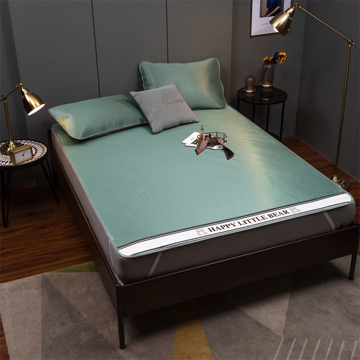 91家纺网 家纺一手货源 找家纺 莱家富 2025新款碳光席普通款小包边冰丝席 水绿色小熊包边款