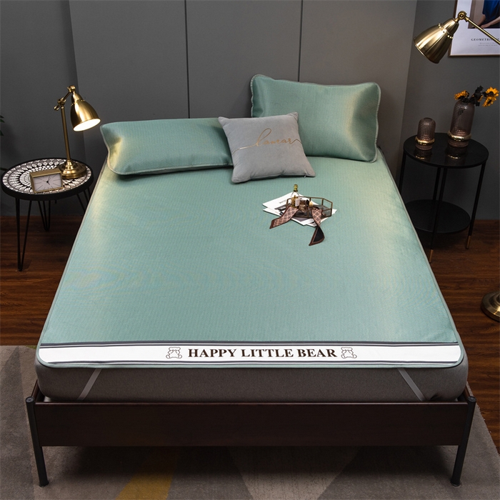 91家纺网 家纺一手货源 找家纺 莱家富 2025新款碳光席普通款小包边冰丝席 水绿色小熊包边款