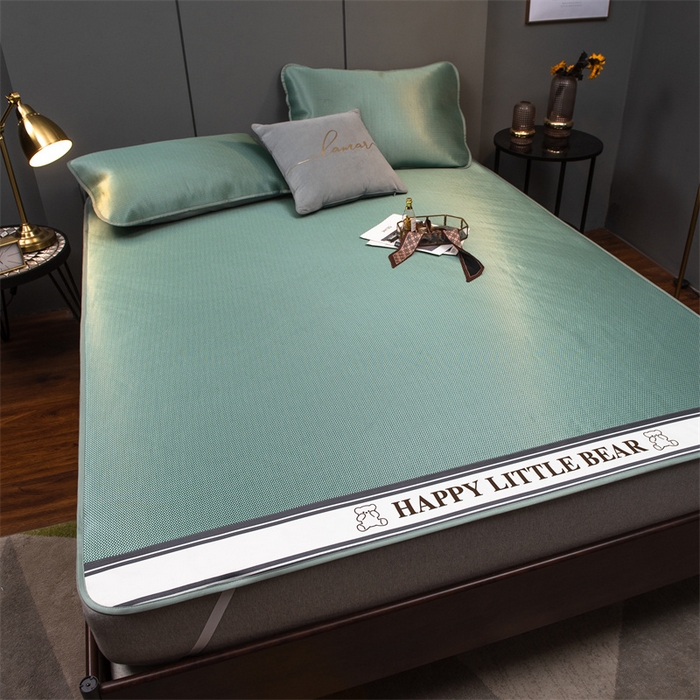 91家纺网 家纺一手货源 找家纺 莱家富 2025新款碳光席普通款小包边冰丝席 水绿色小熊包边款