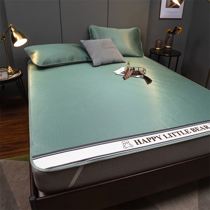 91家纺网 家纺一手货源 找家纺 莱家富 2025新款碳光席普通款小包边冰丝席 水绿色小熊包边款